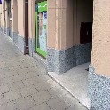 Okładzina granitowa na dole elewacji budynku firmy HERBEWO w Krakowie